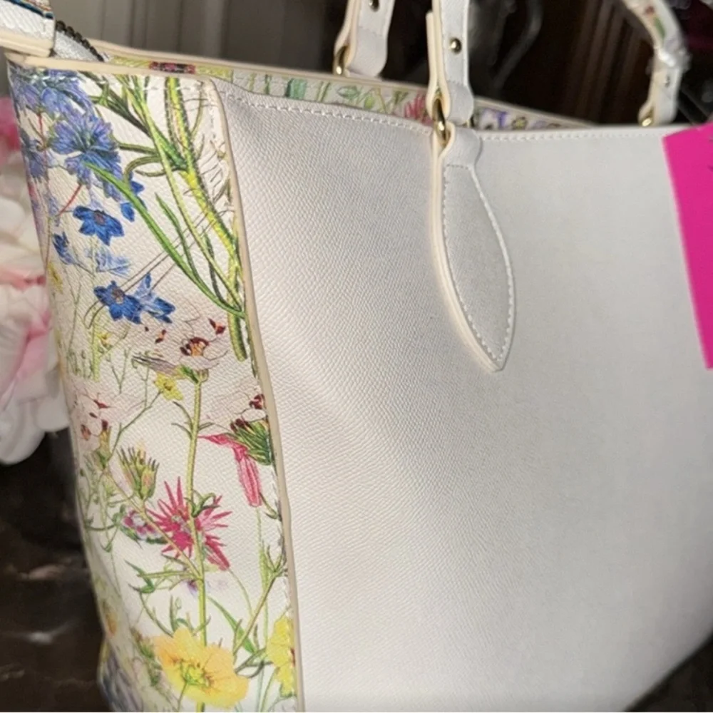 Betsey Johnson White Tote with Floral Accents and Gold Chain - GIFT AWAY - - Picture 4 of 12